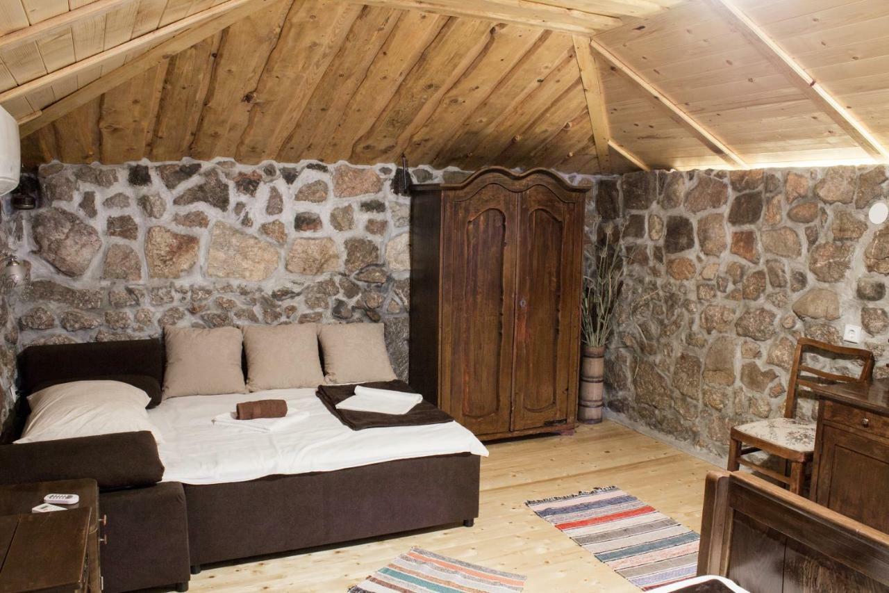 Solovi Dvori Apartment Karlobag